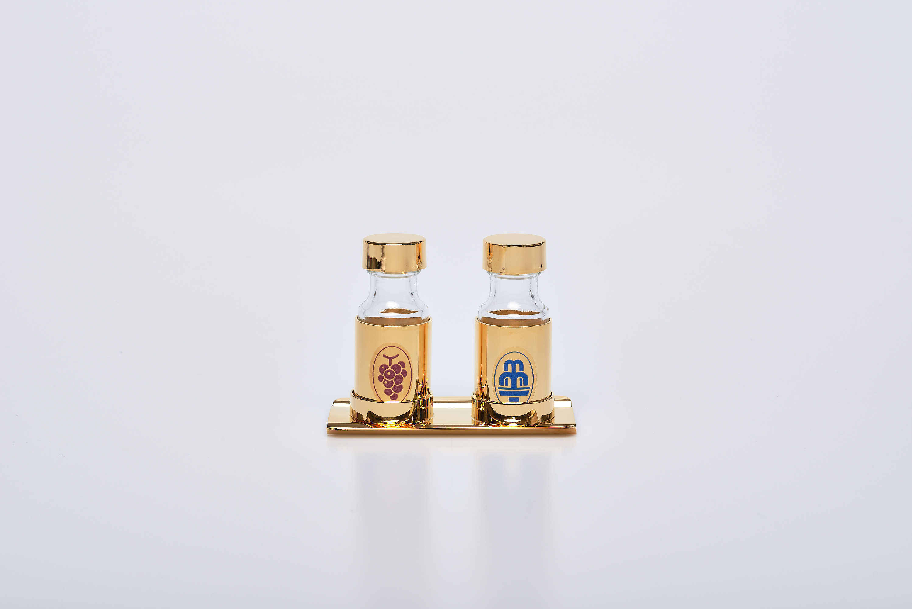 Bottiglie acqua e vino con corazza oro su vassoio oro