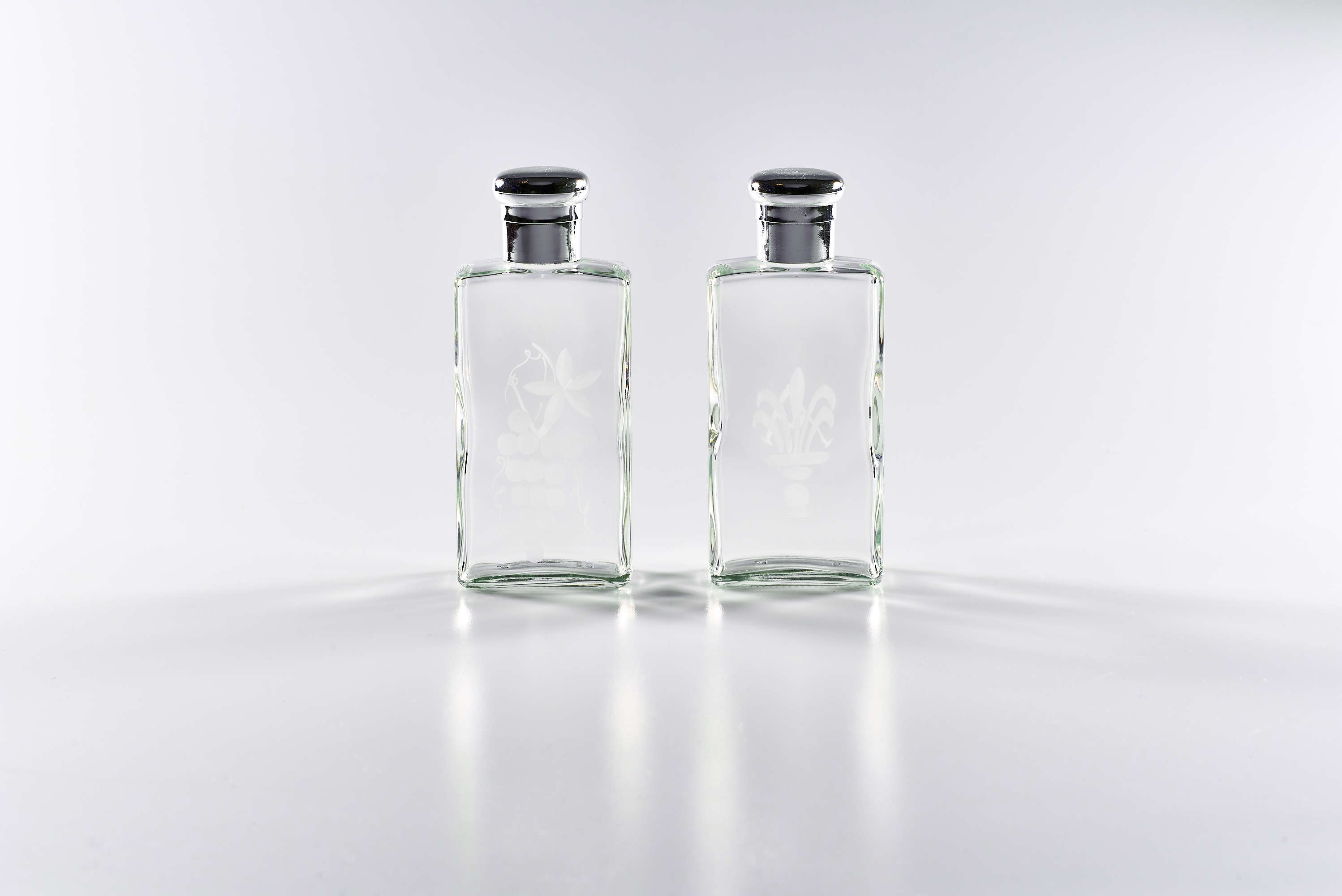 Coppia bottiglie acqua e vino in cristallo con decorazioni