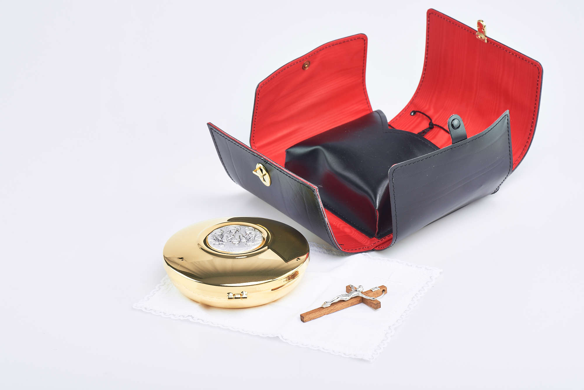 Pelle foca, con teca dorata Ø 12 cm, croce e purifichino