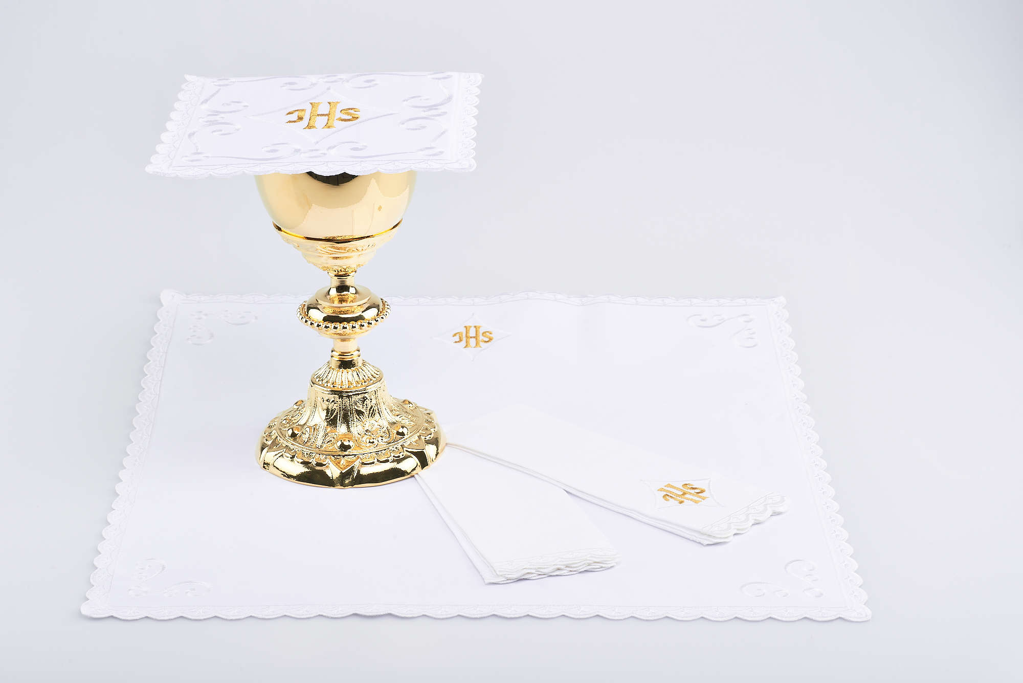 Completo a4 ricamato modello IHS