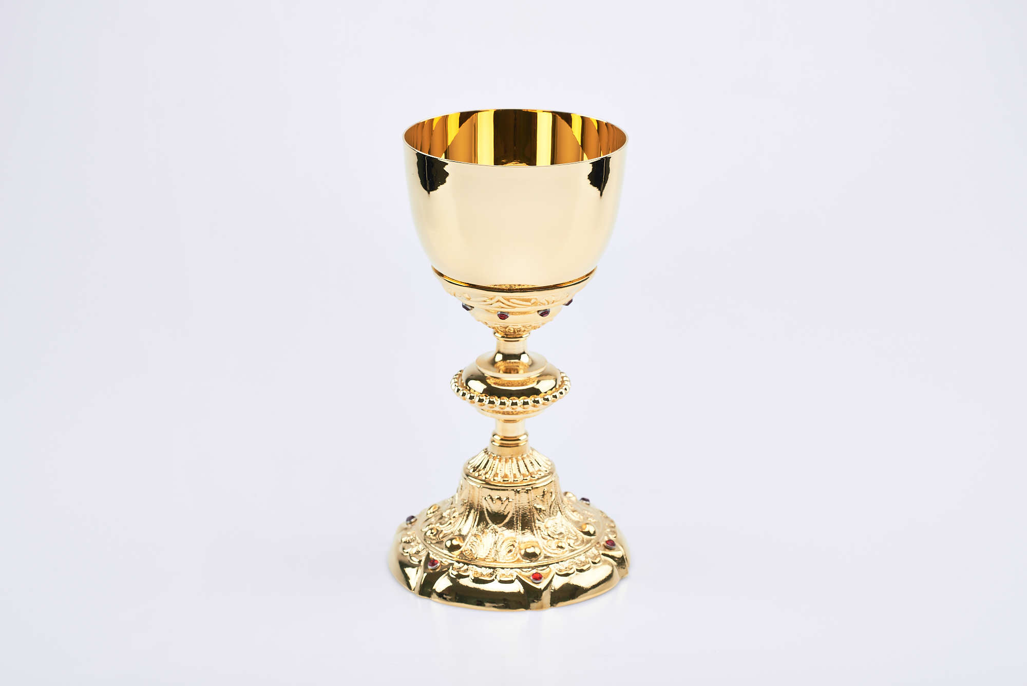 Calice barocco in fusione dorata con inserti rubino